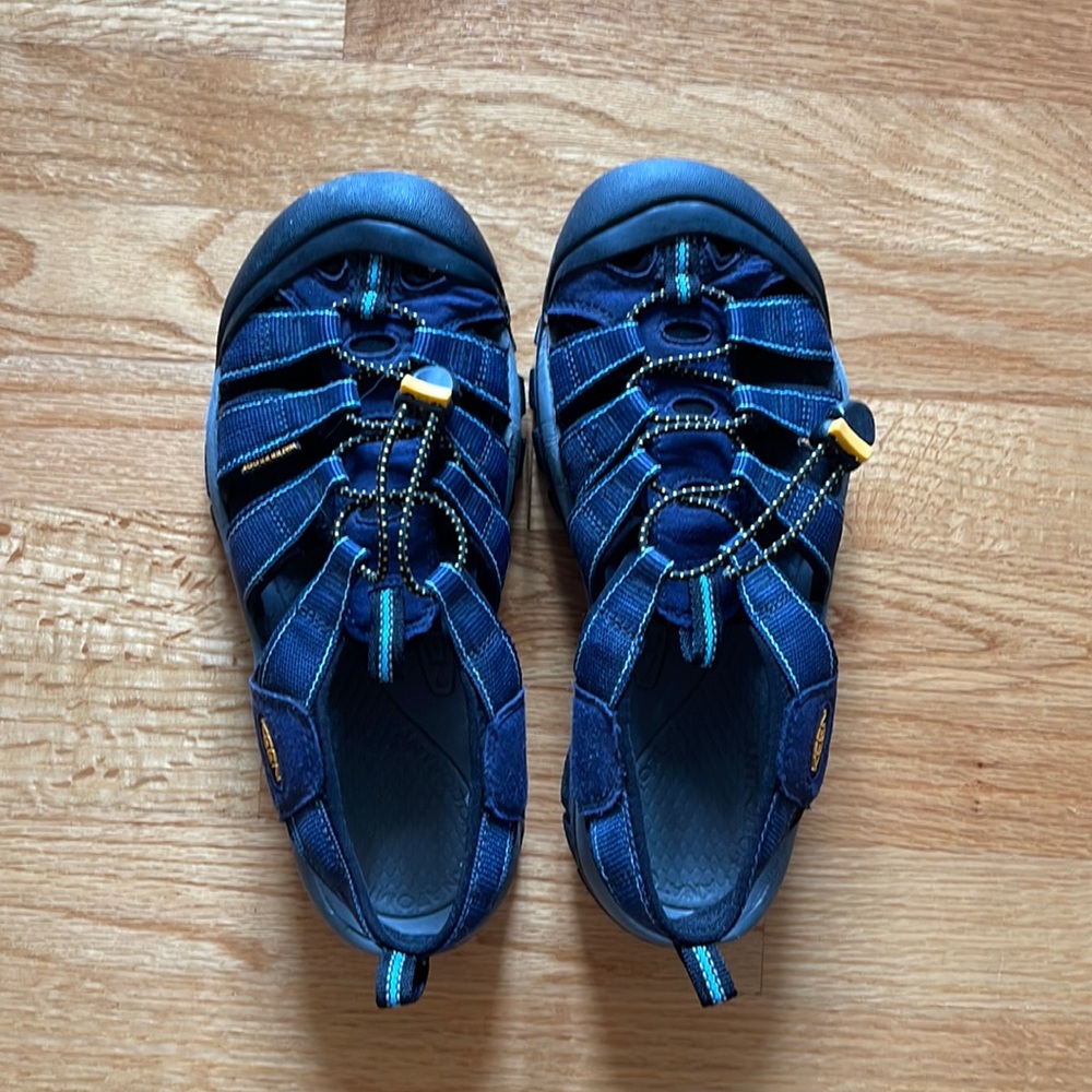 Womens size 10 Keens